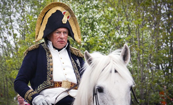 Олег Соколов в костюме Наполеона. Фото: cherinfo.ru