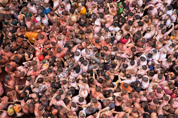 Толпа на фестивале La Tomatina в Буньоле, Валенсия, Испания. Фото: Matt Stuart—Magnum Photos