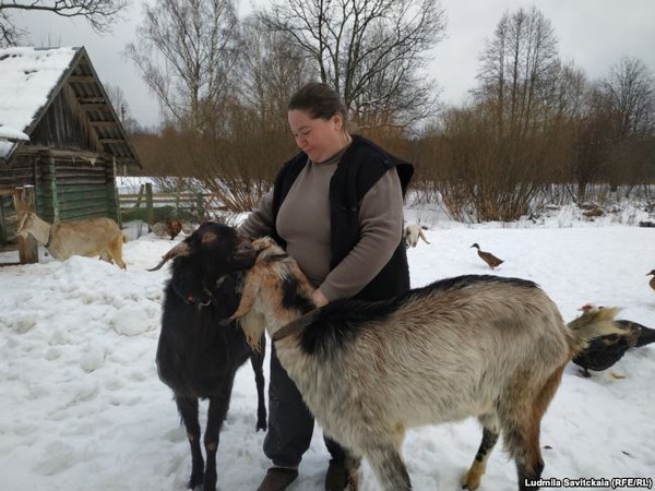 Елена Перчикова у себя в огороде