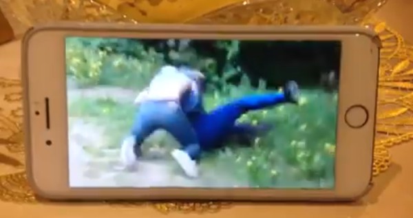 Скриншот видео с избиением подростка