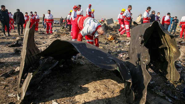 Сотрудники Красного Полумесяца проверяют обломки самолёта. Фото: Reuters