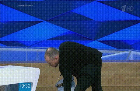 Один из ярких эпизодов программы: в студии ведро с надписью «Г**но» с подозрительным содержимым – подарок для приглашенного гостя из Украины. Эфир от 20.04.17. «Первый канал»